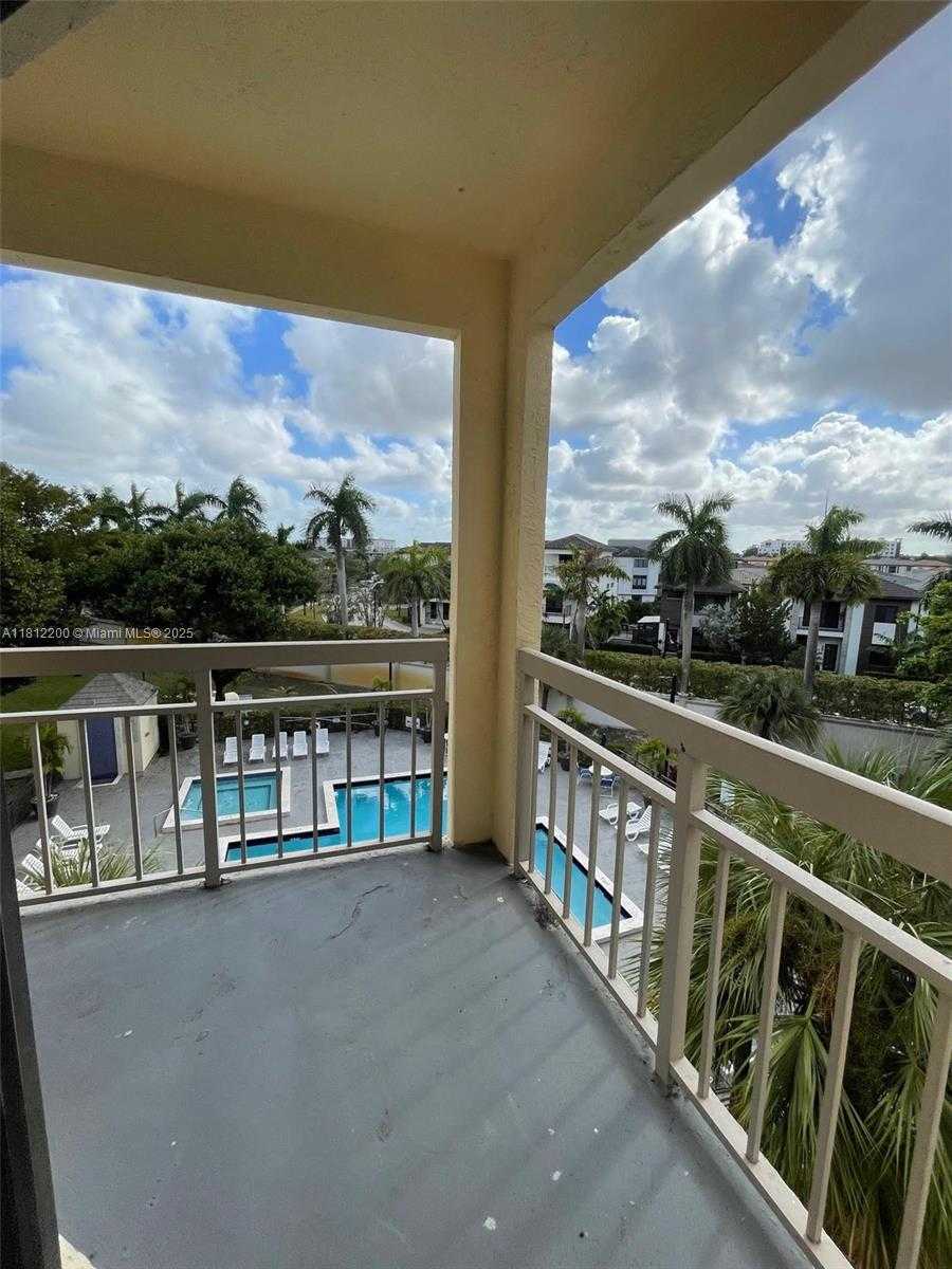 Small Image of 8290 LAKE DR #427, Doral Number 11