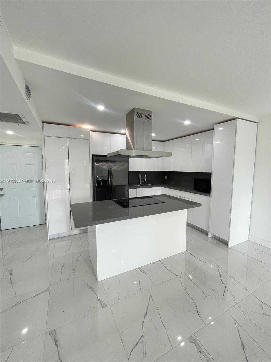 Small Image of 8290 LAKE DR #427, Doral Number 2