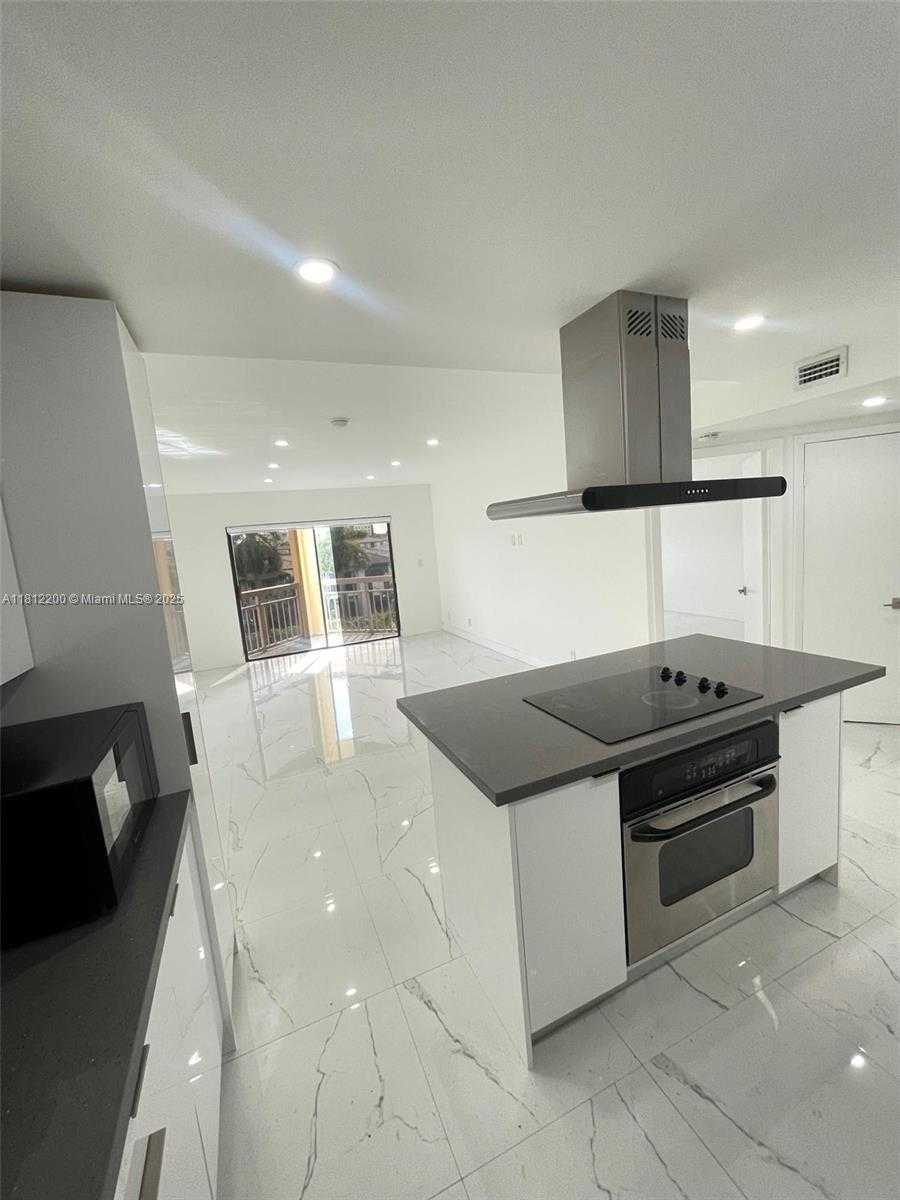 Small Image of 8290 LAKE DR #427, Doral Number 3