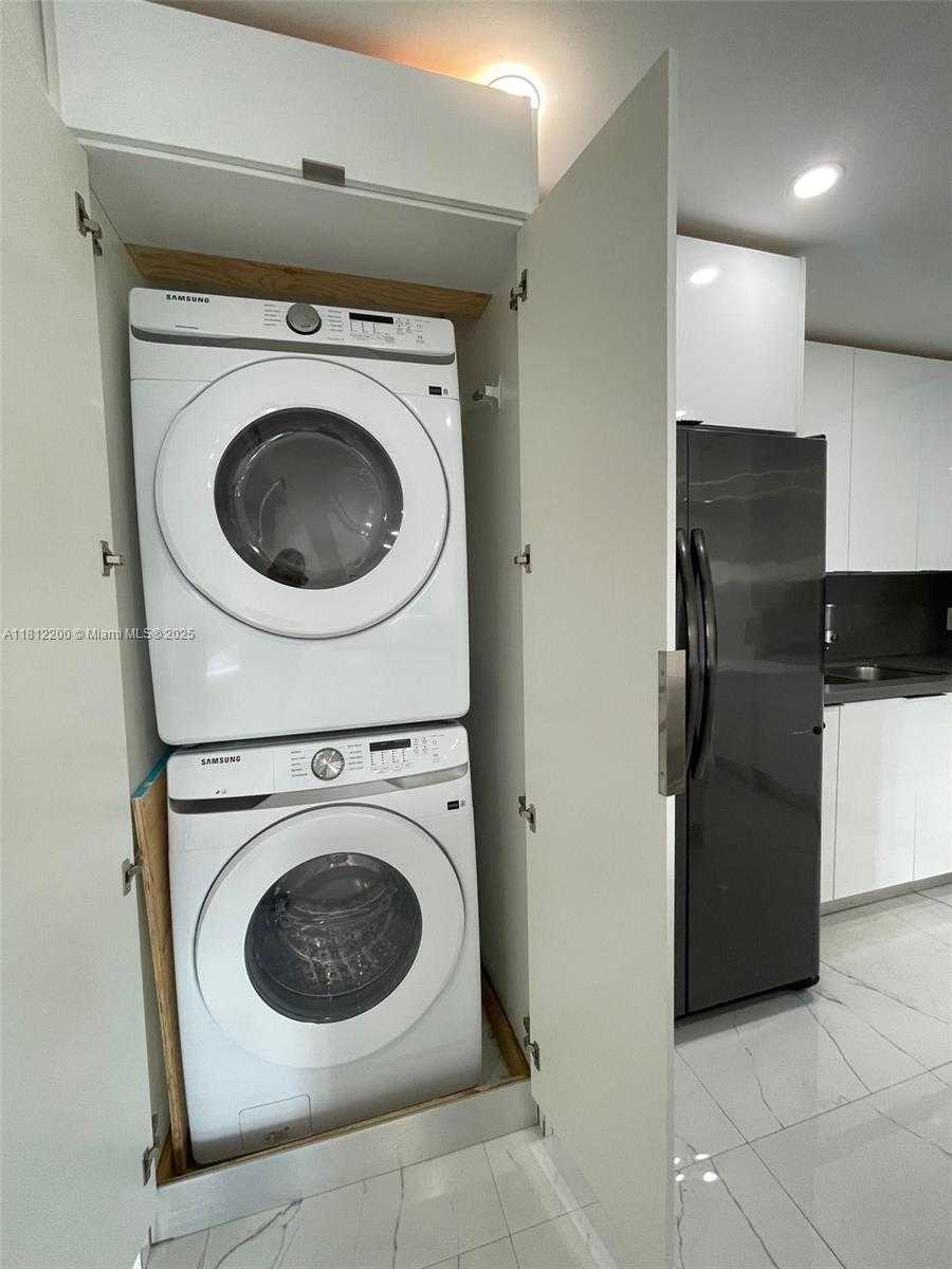 Small Image of 8290 LAKE DR #427, Doral Number 6