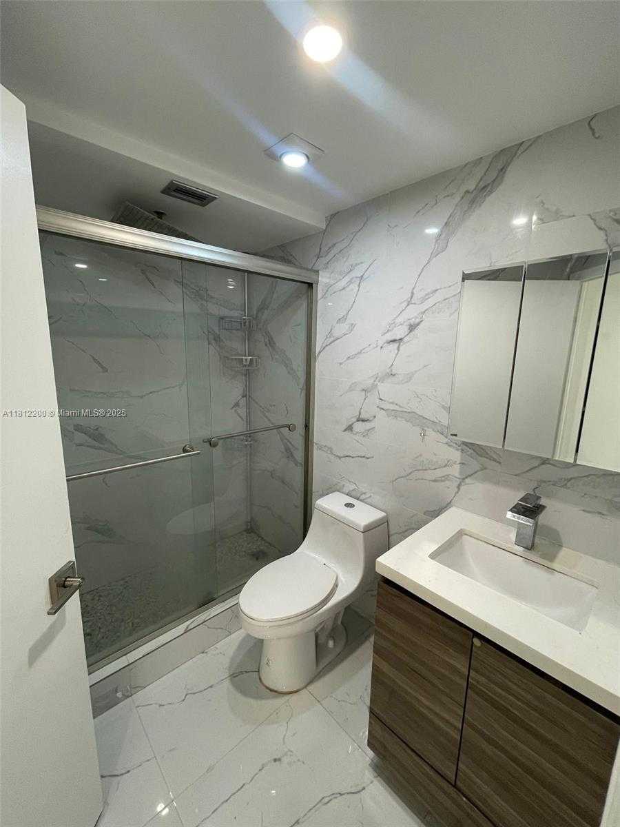 Small Image of 8290 LAKE DR #427, Doral Number 7