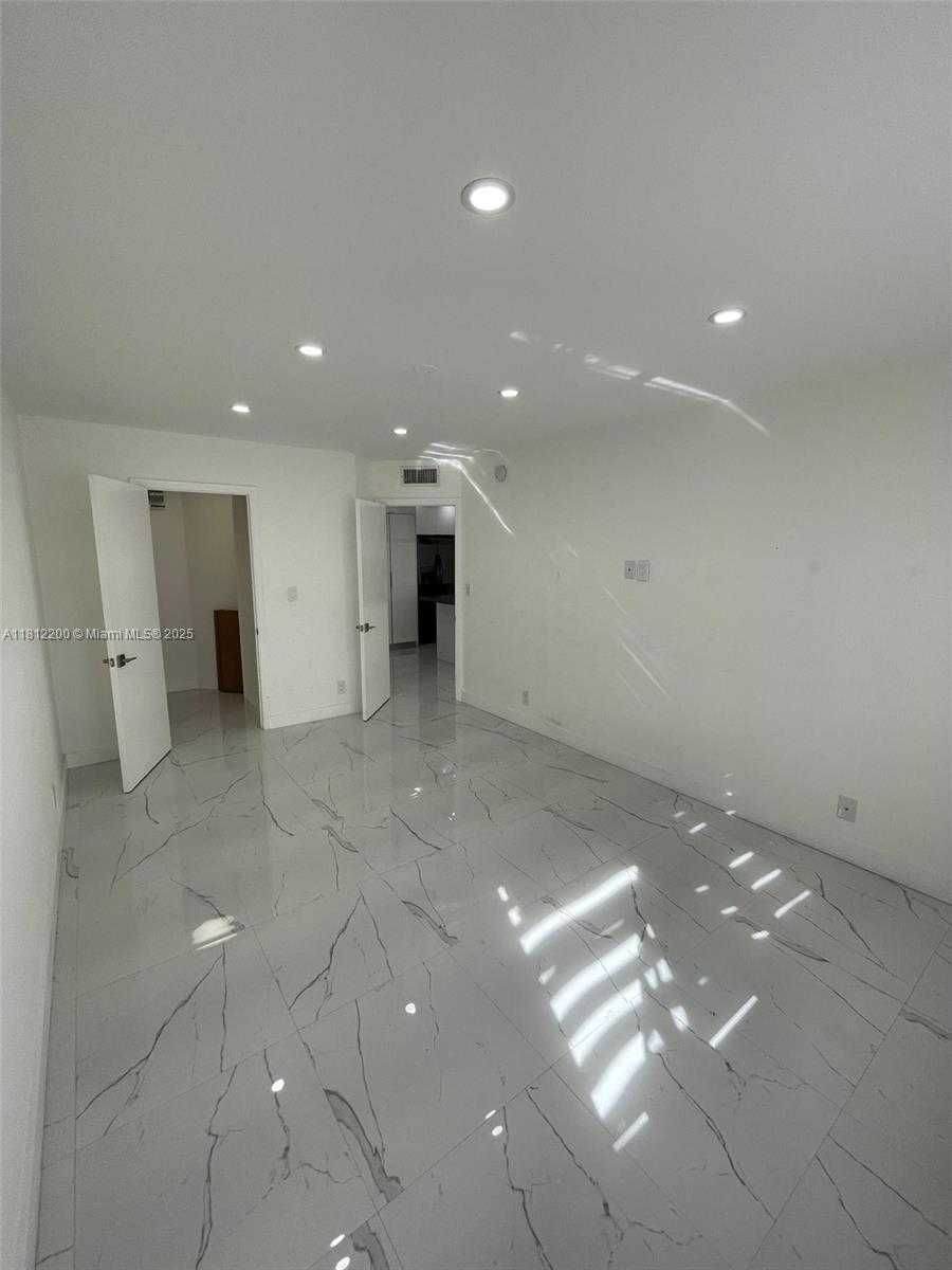 Small Image of 8290 LAKE DR #427, Doral Number 8