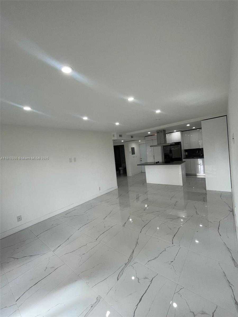 Small Image of 8290 LAKE DR #427, Doral Number 9