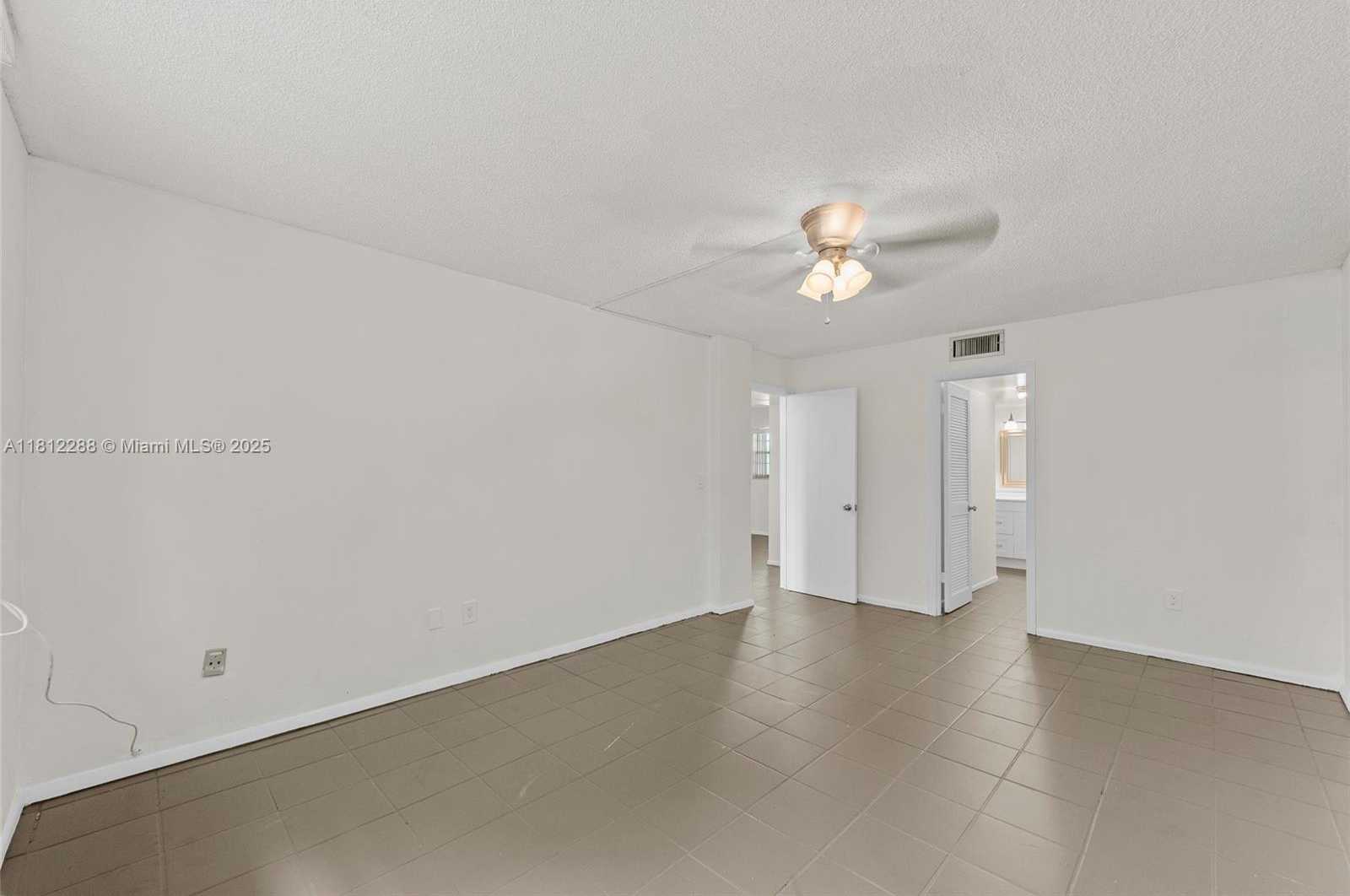 Small Image of 3253 FOXCROFT RD #G312, Miramar Number 19