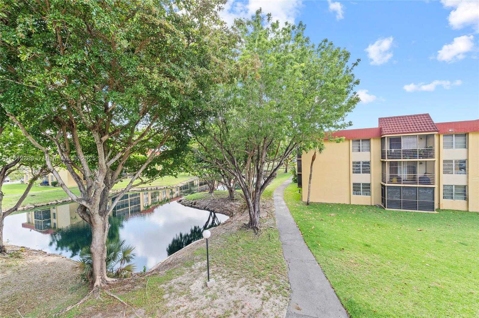 Small Image of 3253 FOXCROFT RD #G312, Miramar Number 2