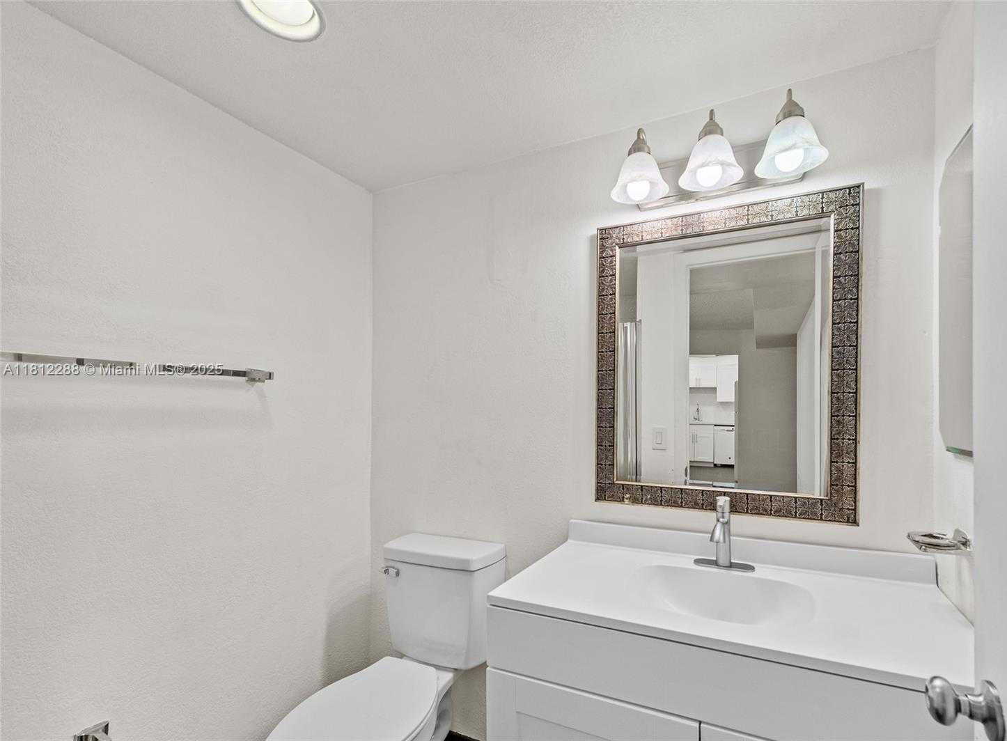 Small Image of 3253 FOXCROFT RD #G312, Miramar Number 23