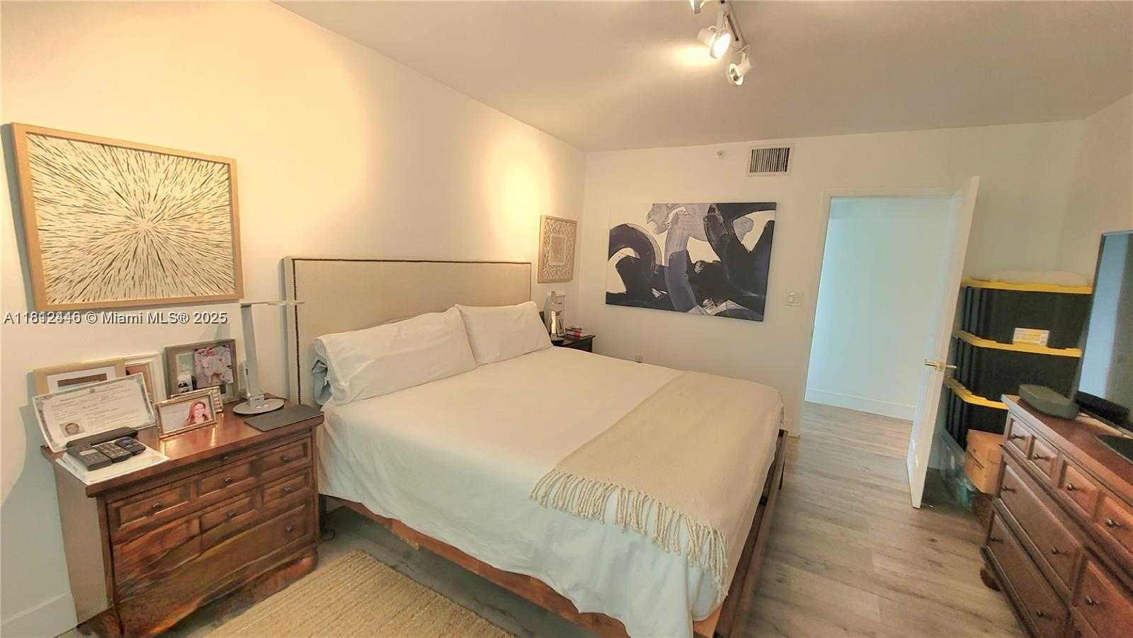 Small Image of 800 CLAUGHTON ISLAND DR #701, Miami Number 7
