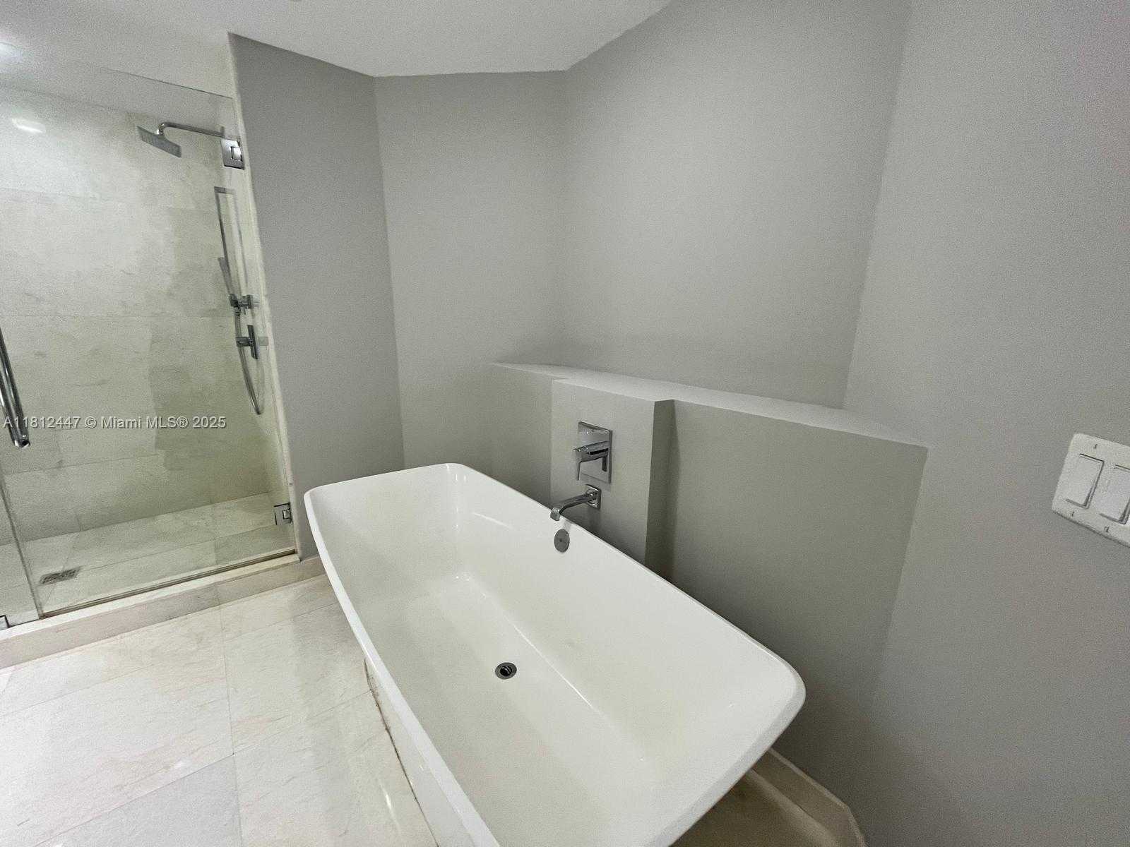 Small Image of 17301 BISCAYNE BLVD #2105, North Miami Beach Number 17