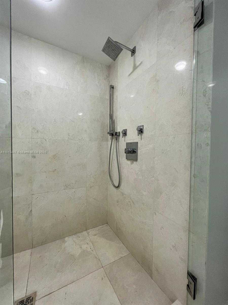 Small Image of 17301 BISCAYNE BLVD #2105, North Miami Beach Number 18