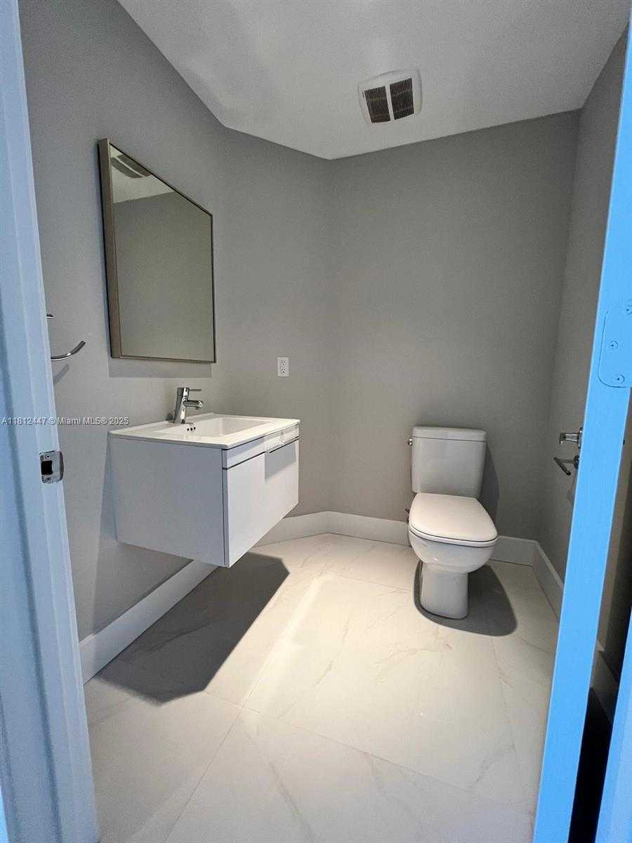 Small Image of 17301 BISCAYNE BLVD #2105, North Miami Beach Number 24