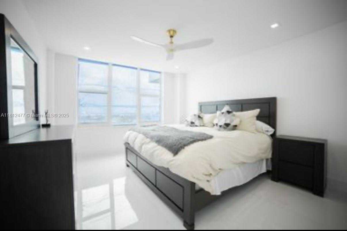 Small Image of 5600 COLLINS AVE #14K, Miami Beach Number 10