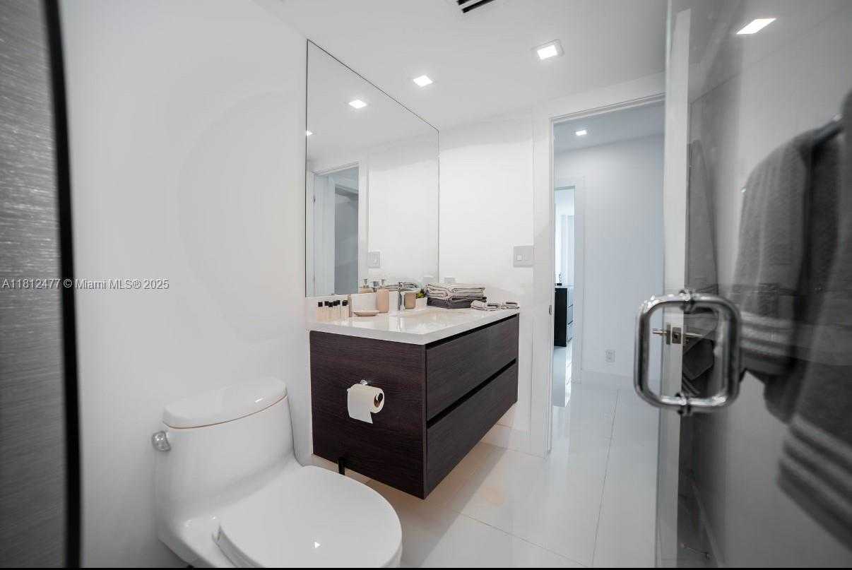 Small Image of 5600 COLLINS AVE #14K, Miami Beach Number 14
