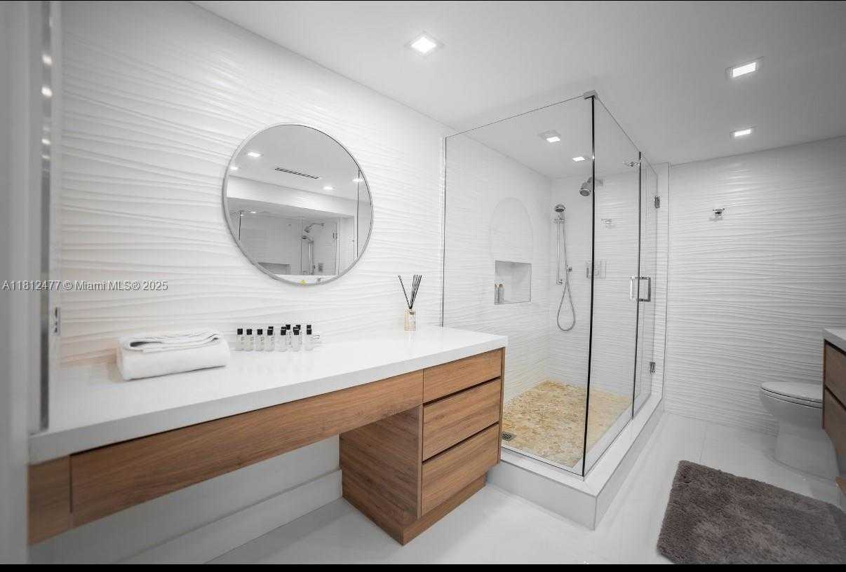 Small Image of 5600 COLLINS AVE #14K, Miami Beach Number 15