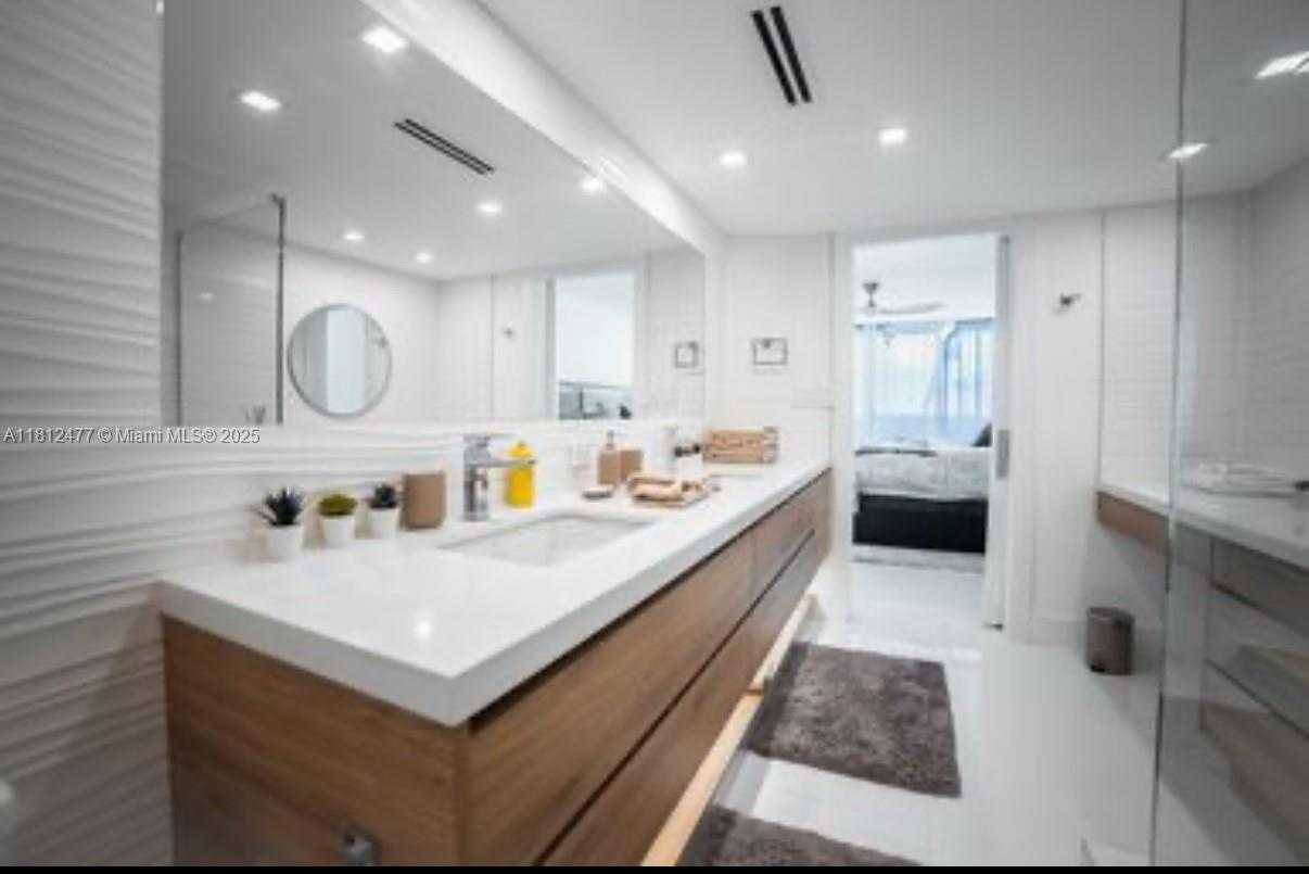 Small Image of 5600 COLLINS AVE #14K, Miami Beach Number 16