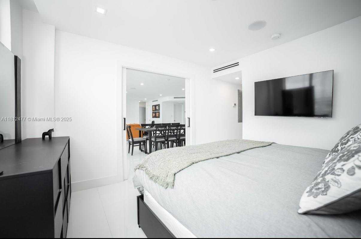 Small Image of 5600 COLLINS AVE #14K, Miami Beach Number 20