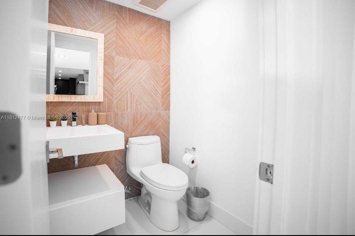 Small Image of 5600 COLLINS AVE #14K, Miami Beach Number 22