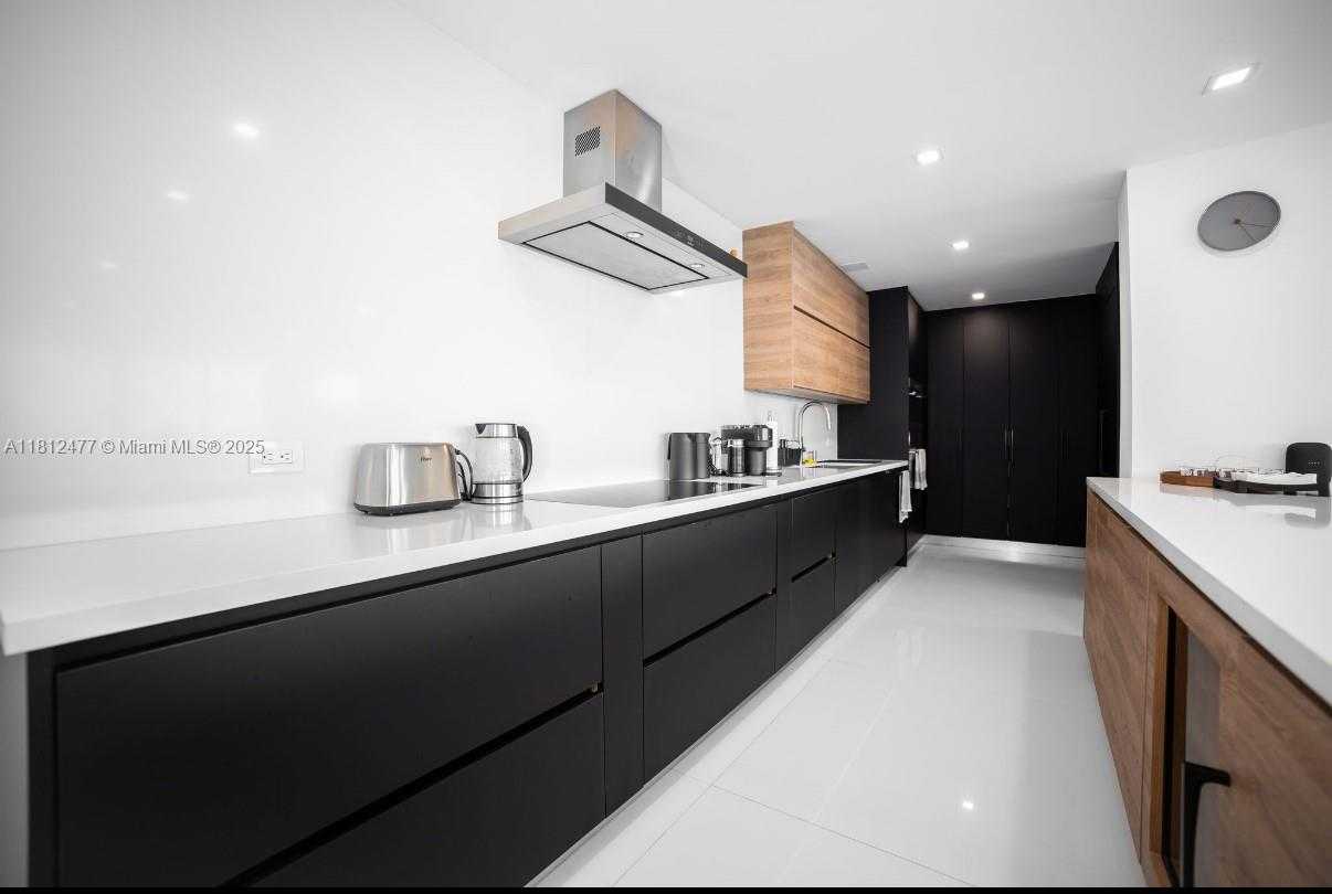 Small Image of 5600 COLLINS AVE #14K, Miami Beach Number 4