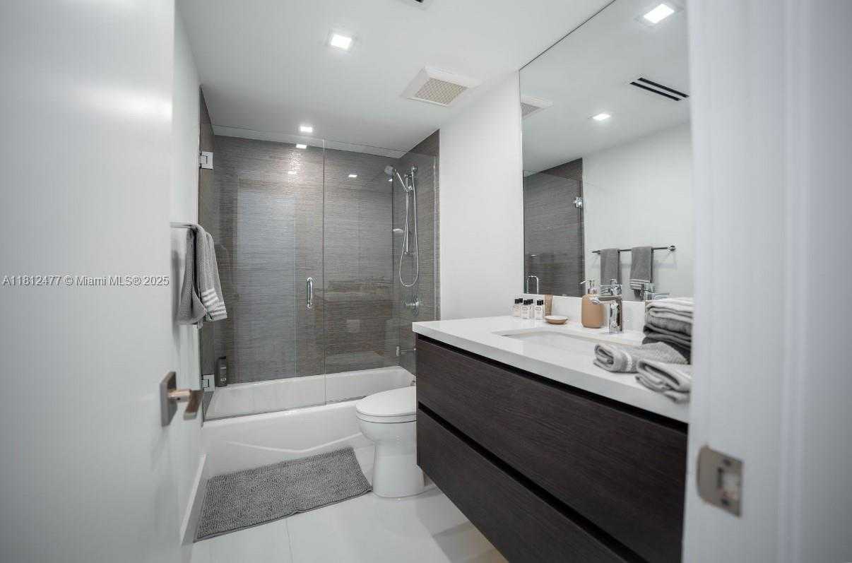 Small Image of 5600 COLLINS AVE #14K, Miami Beach Number 9