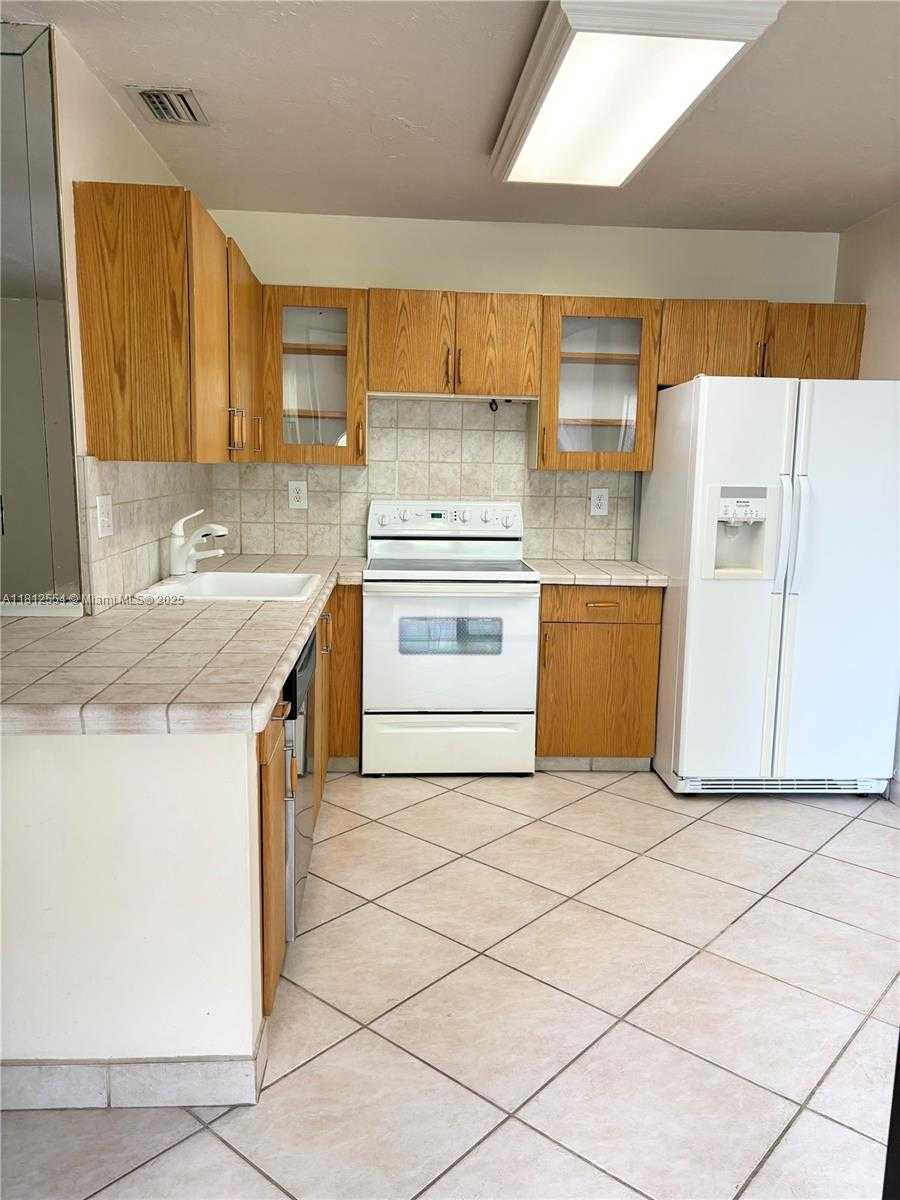 Small Image of 3564 MAGELLAN CIR #213-1, Aventura Number 3