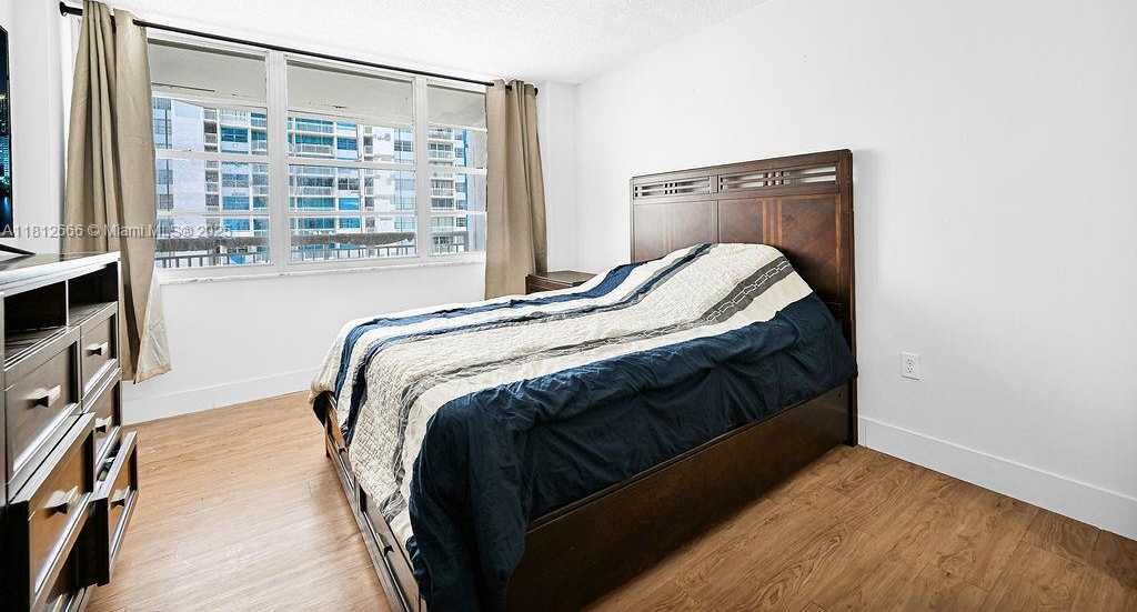 Small Image of 18041 BISCAYNE BLVD #1201, Aventura Number 12