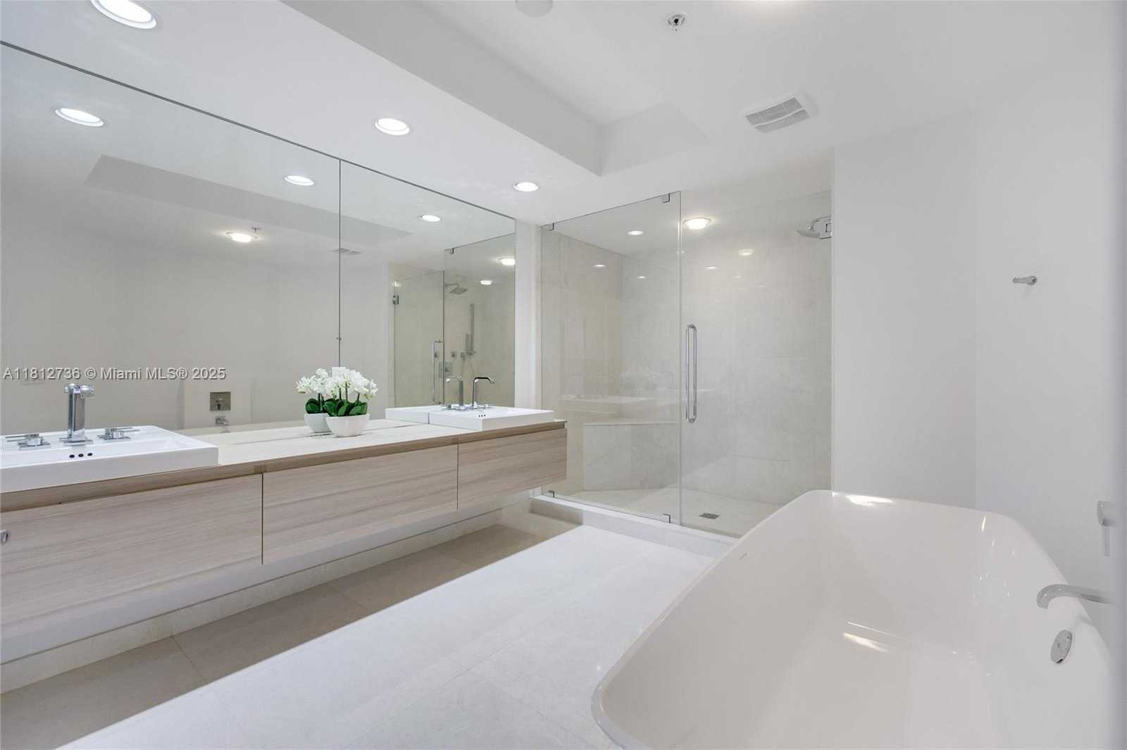 Small Image of 17301 BISCAYNE BLVD #605, North Miami Beach Number 12