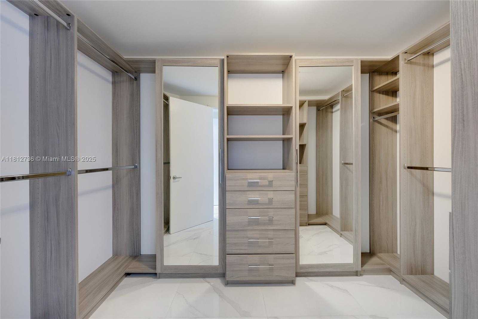 Small Image of 17301 BISCAYNE BLVD #605, North Miami Beach Number 13