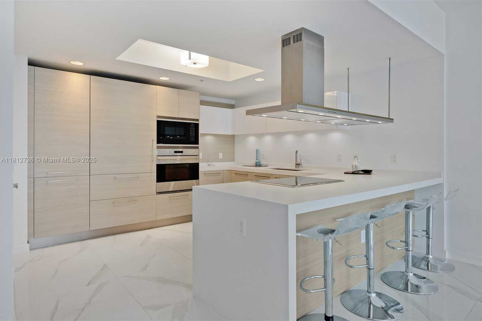 Small Image of 17301 BISCAYNE BLVD #605, North Miami Beach Number 2