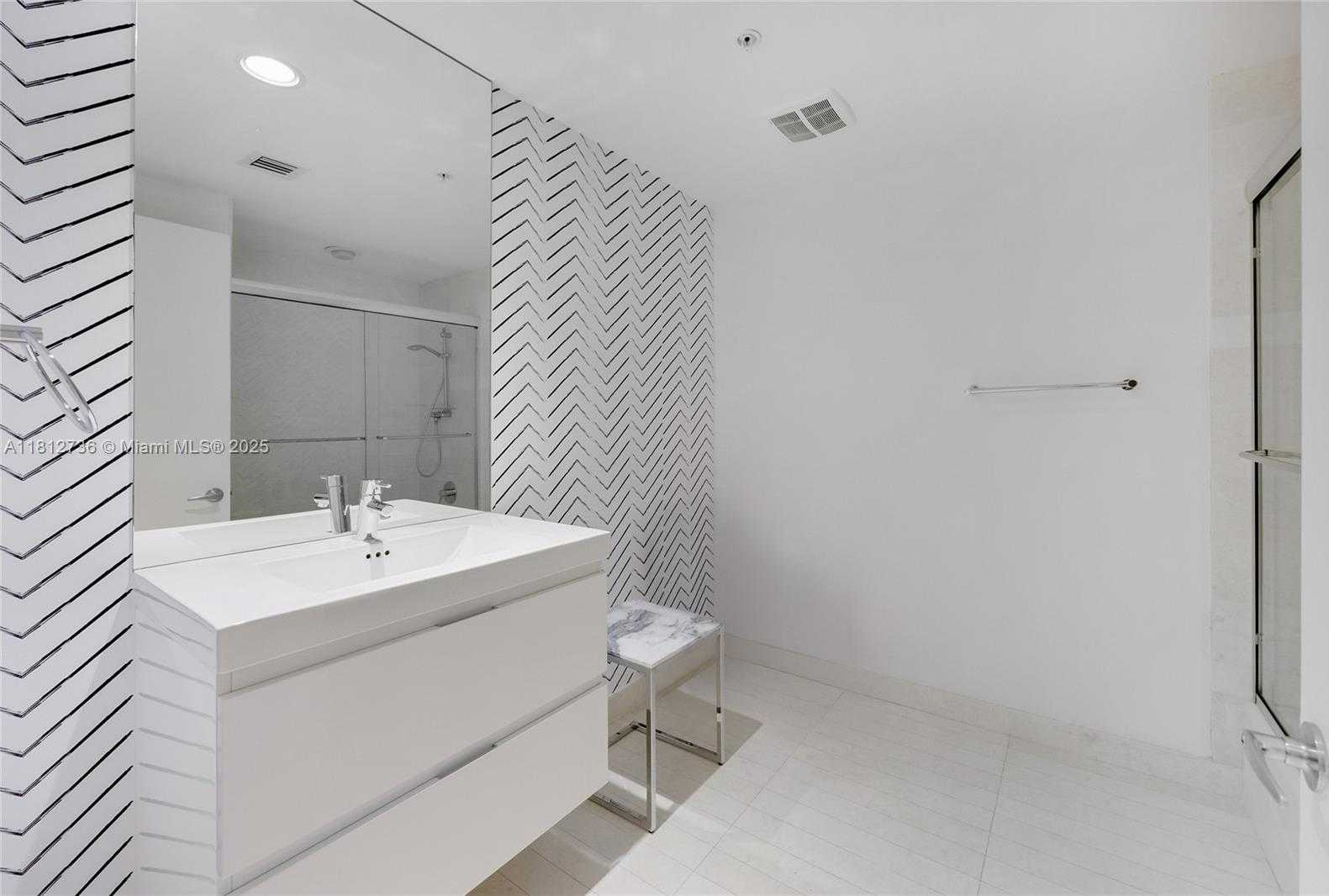 Small Image of 17301 BISCAYNE BLVD #605, North Miami Beach Number 6