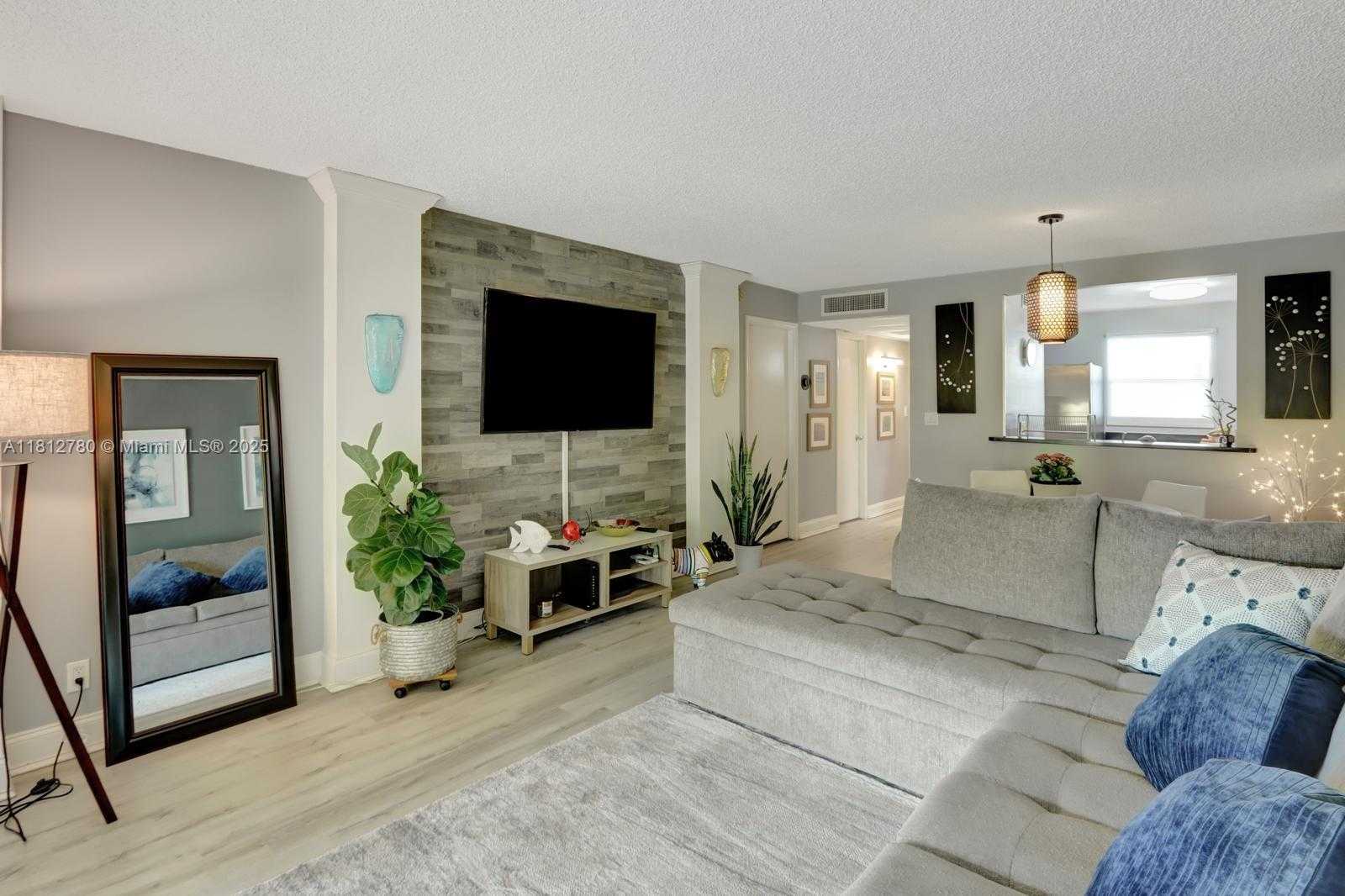 Small Image of 103 ROYAL PARK DR #3D, Oakland Park Number 1