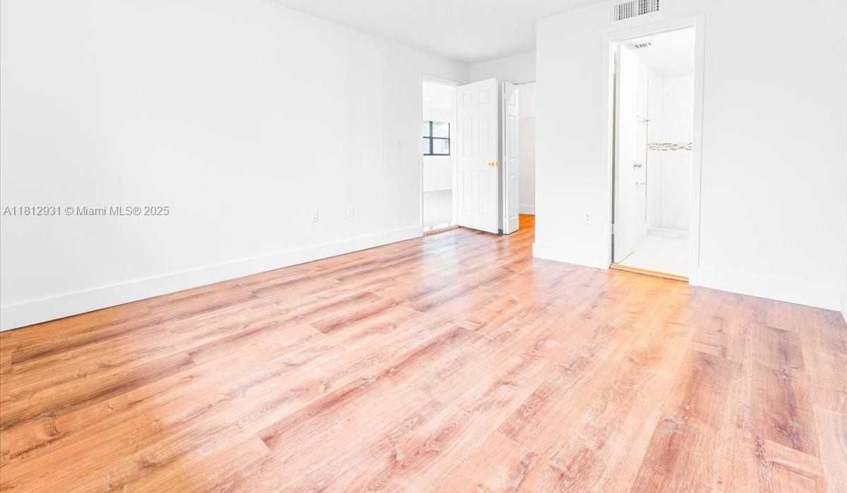 Small Image of 9939 NOB HILL PL #9939, Sunrise Number 13