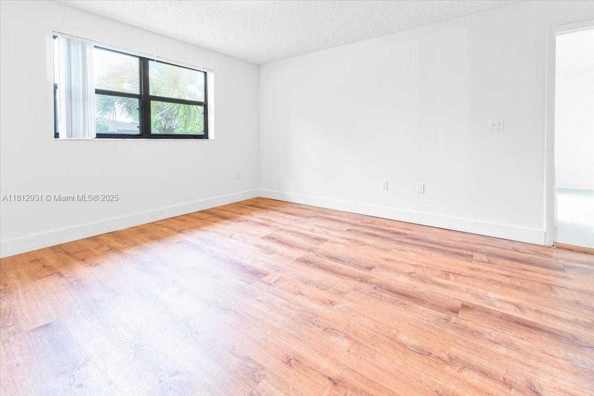 Small Image of 9939 NOB HILL PL #9939, Sunrise Number 14