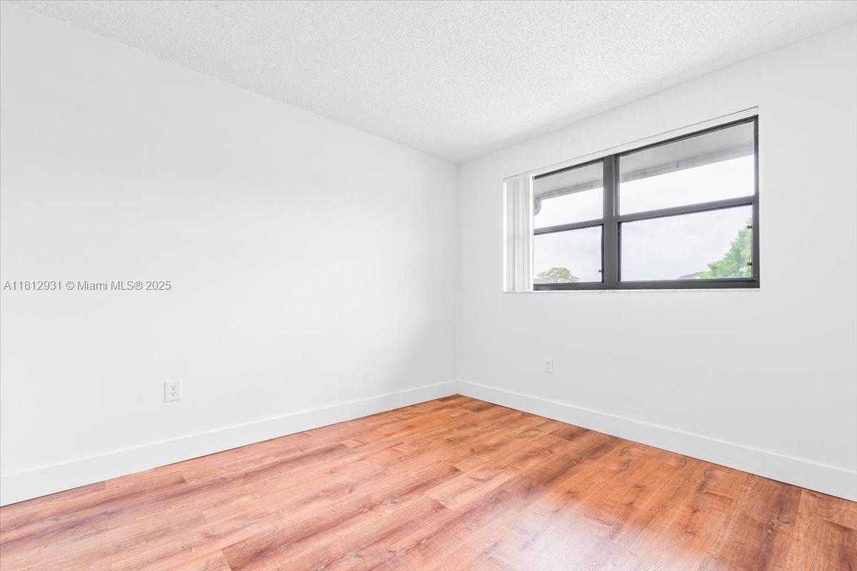 Small Image of 9939 NOB HILL PL #9939, Sunrise Number 18