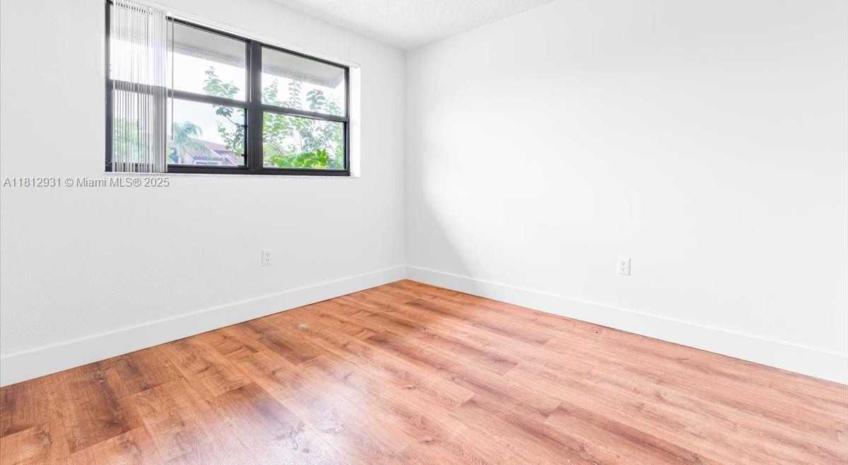 Small Image of 9939 NOB HILL PL #9939, Sunrise Number 21