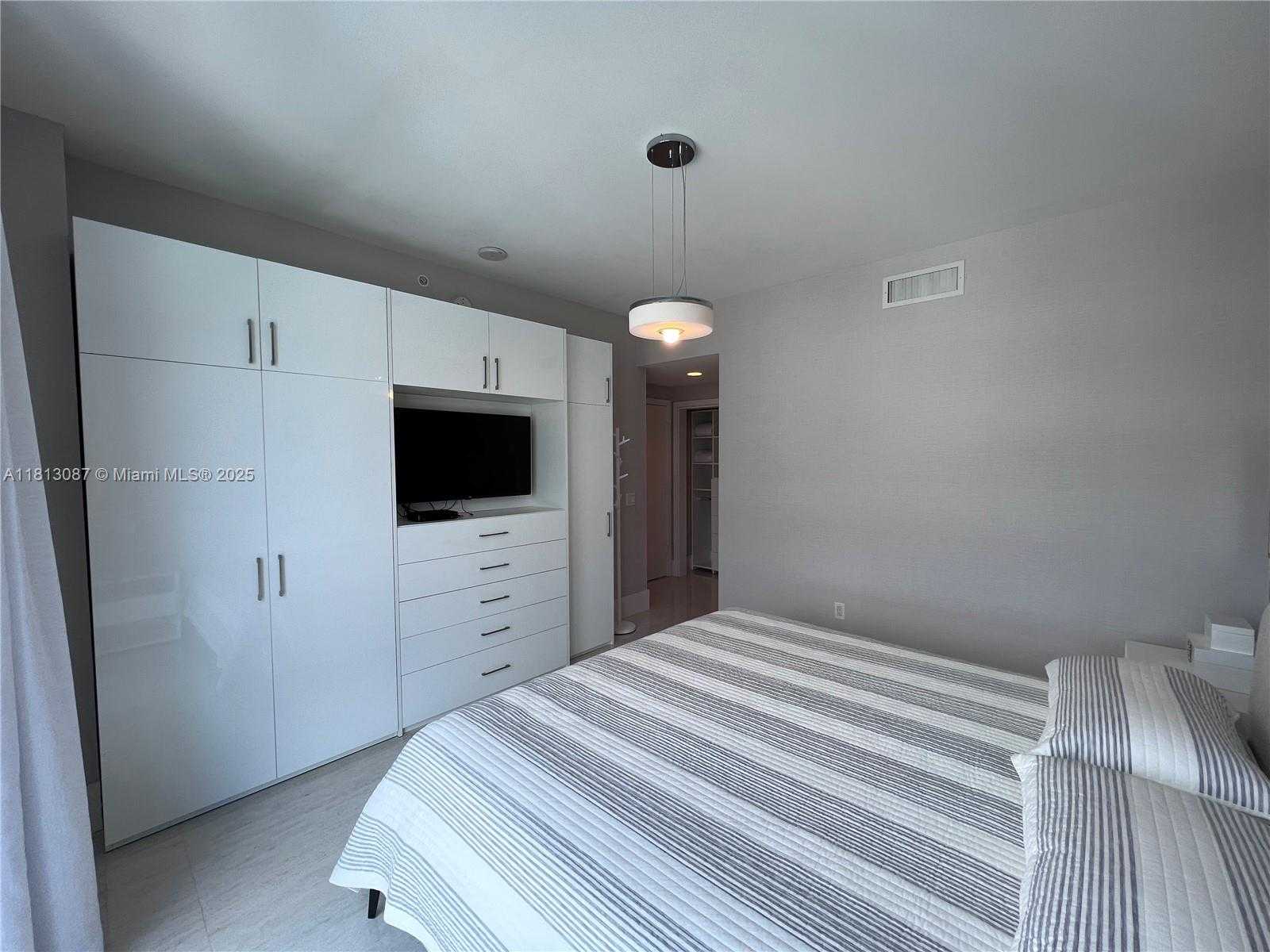 Small Image of 17301 BISCAYNE BLVD #1402, North Miami Beach Number 13