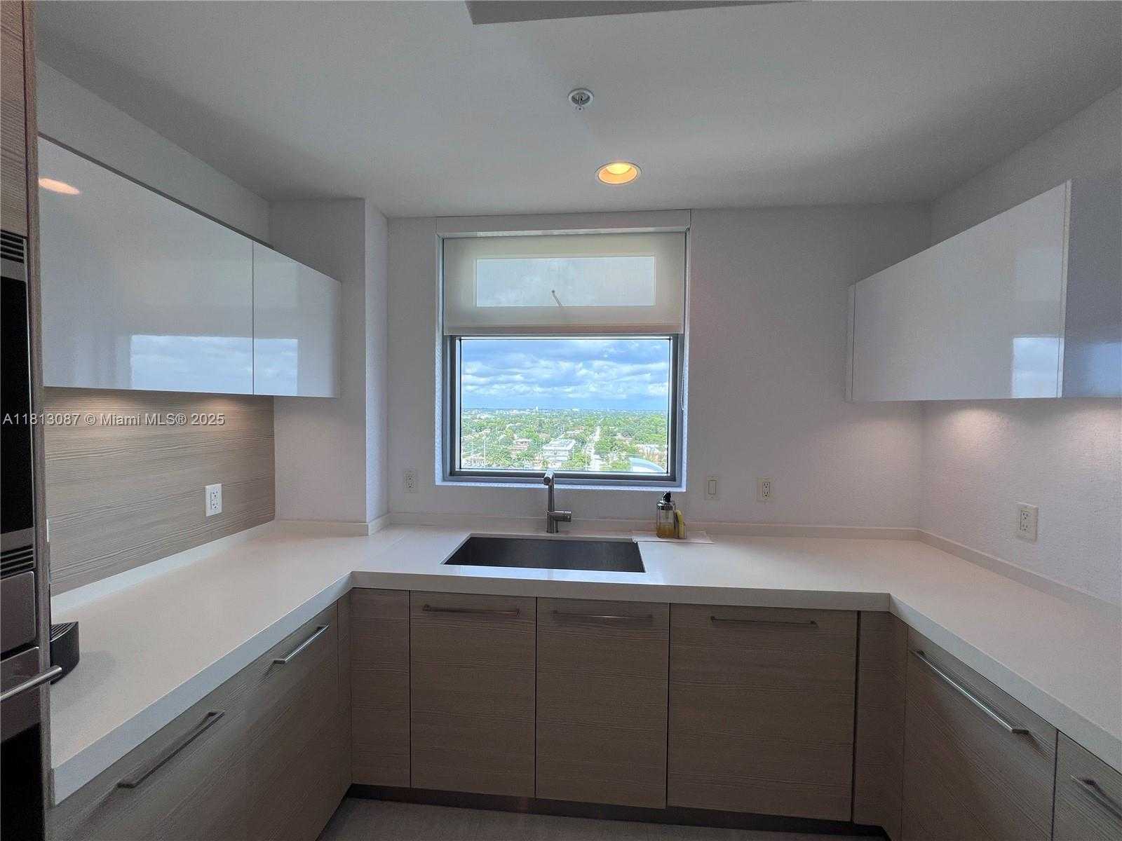 Small Image of 17301 BISCAYNE BLVD #1402, North Miami Beach Number 20