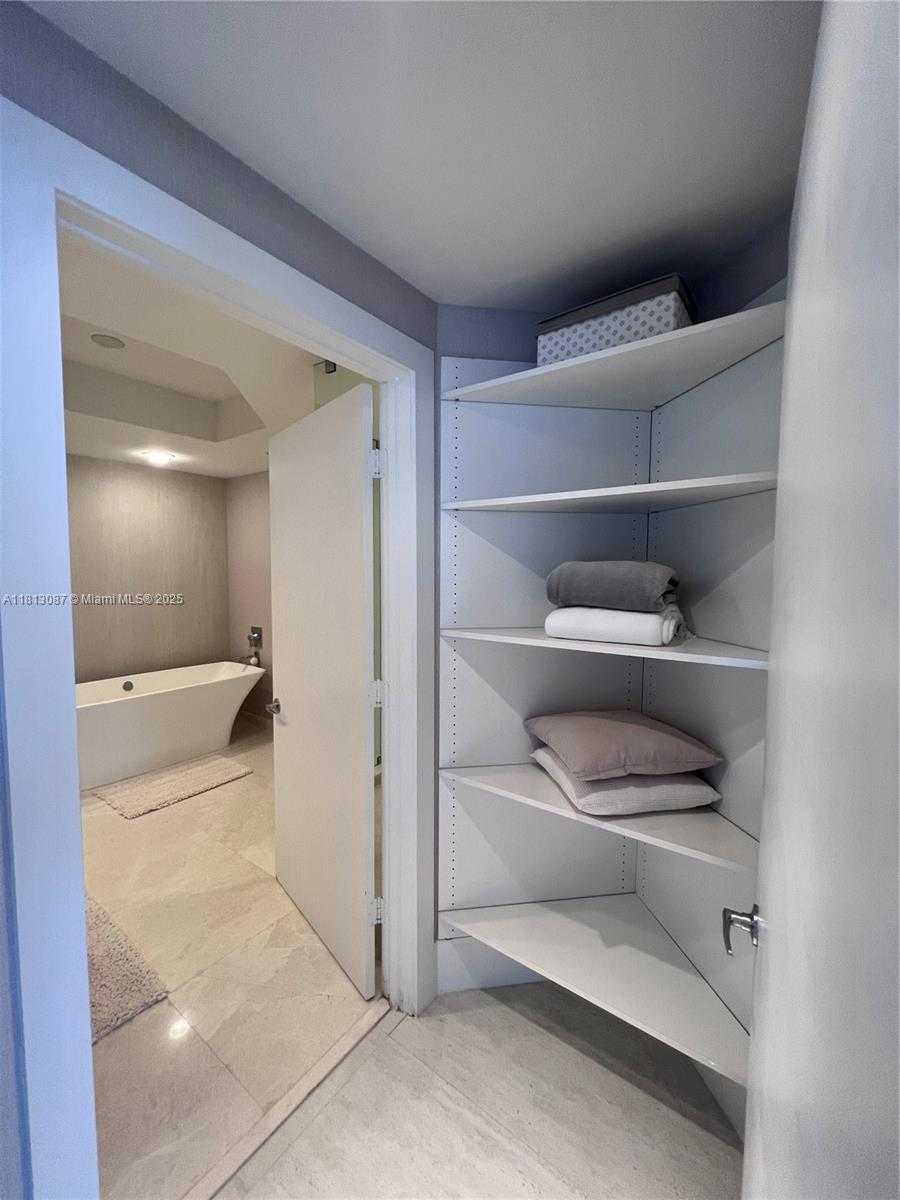 Small Image of 17301 BISCAYNE BLVD #1402, North Miami Beach Number 25