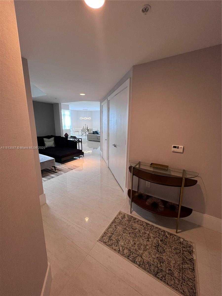 Small Image of 17301 BISCAYNE BLVD #1402, North Miami Beach Number 3