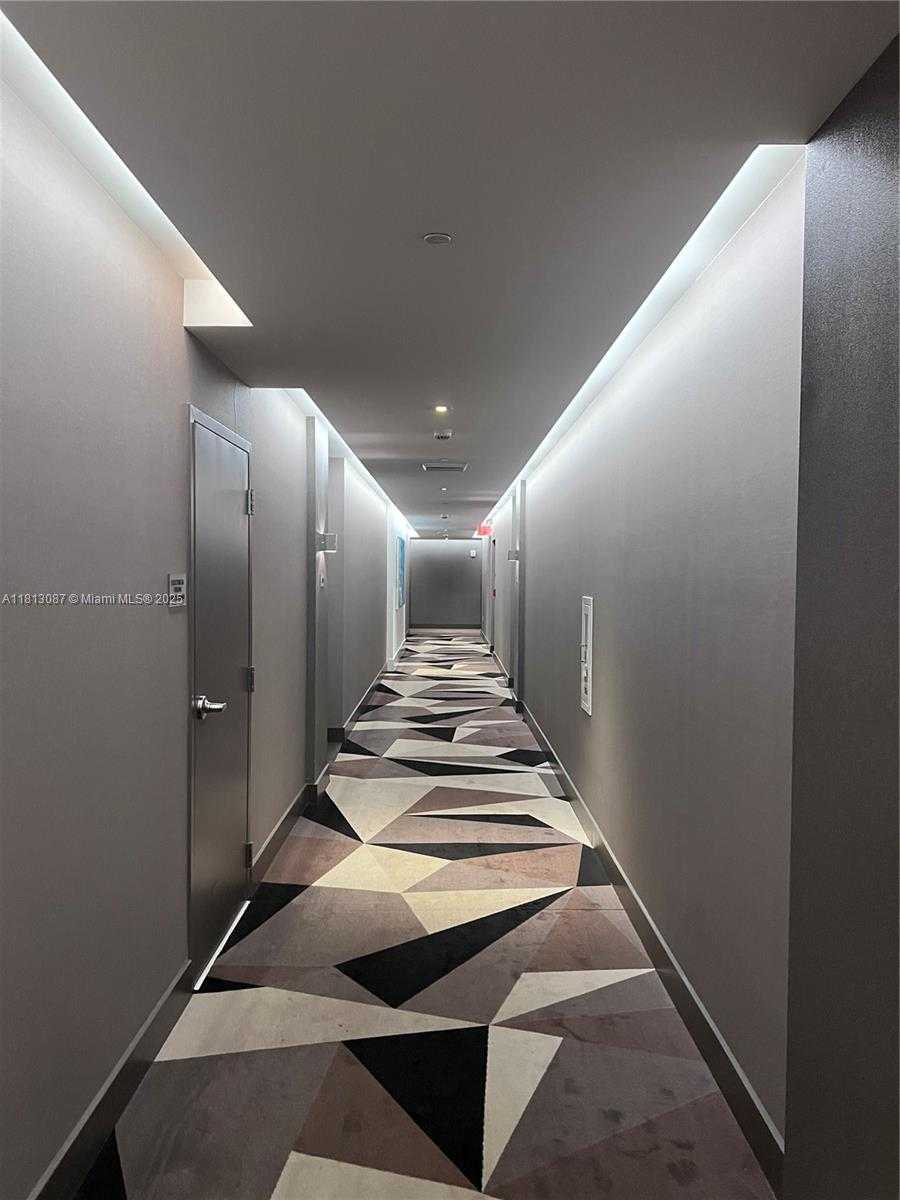 Small Image of 17301 BISCAYNE BLVD #1402, North Miami Beach Number 6