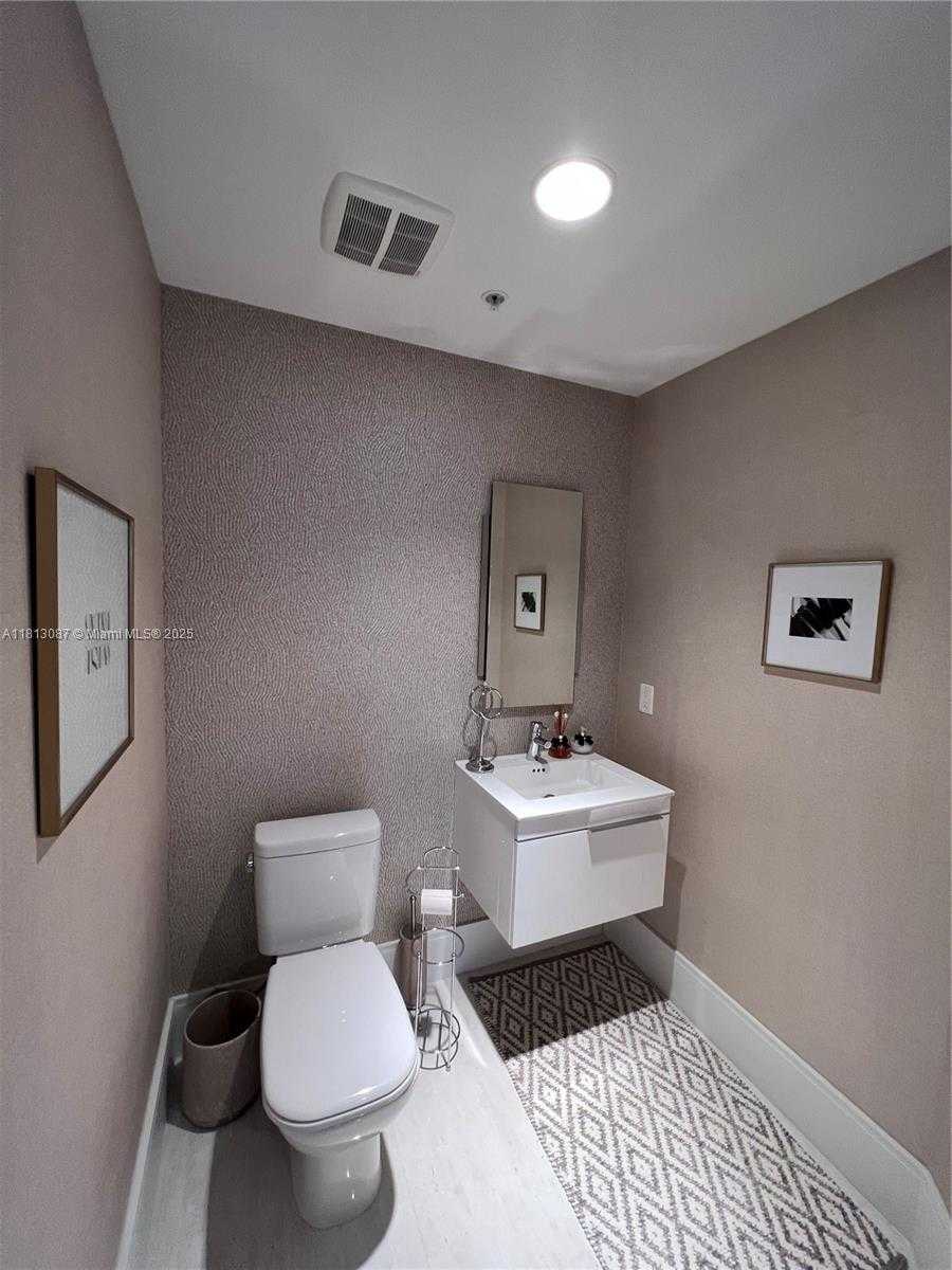 Small Image of 17301 BISCAYNE BLVD #1402, North Miami Beach Number 9