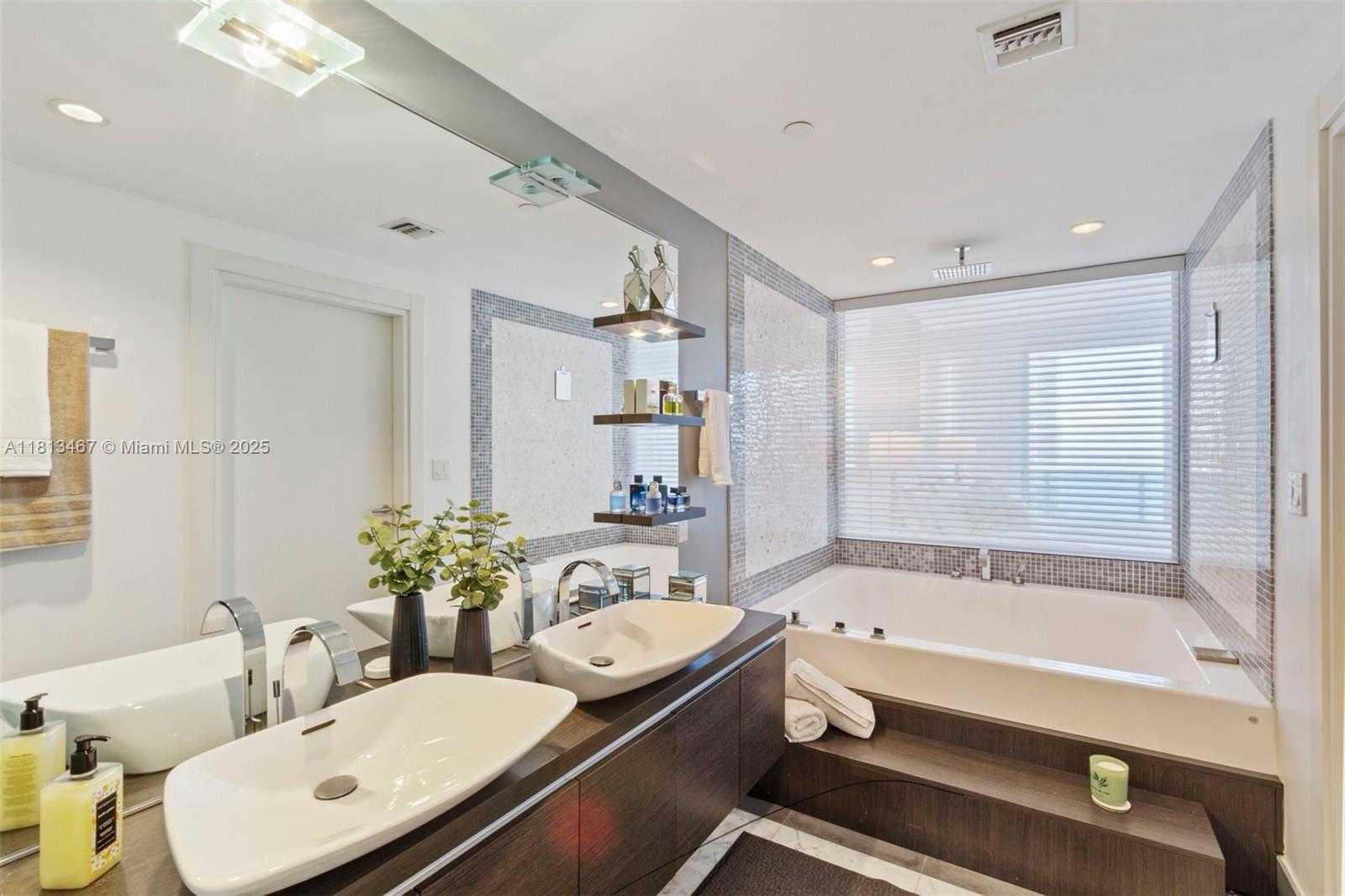 Small Image of 200 BISCAYNE BOULEVARD WAY #3904, Miami Number 14