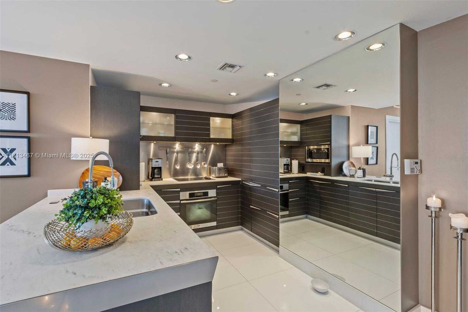 Small Image of 200 BISCAYNE BOULEVARD WAY #3904, Miami Number 6