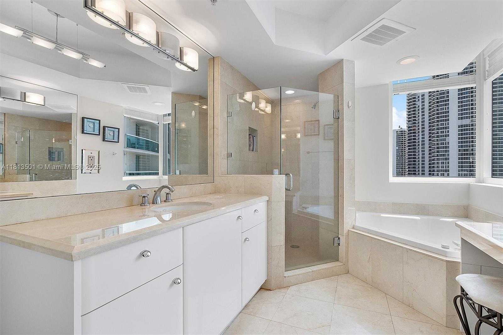 Small Image of 19400 TURNBERRY WAY #1131, Aventura Number 31
