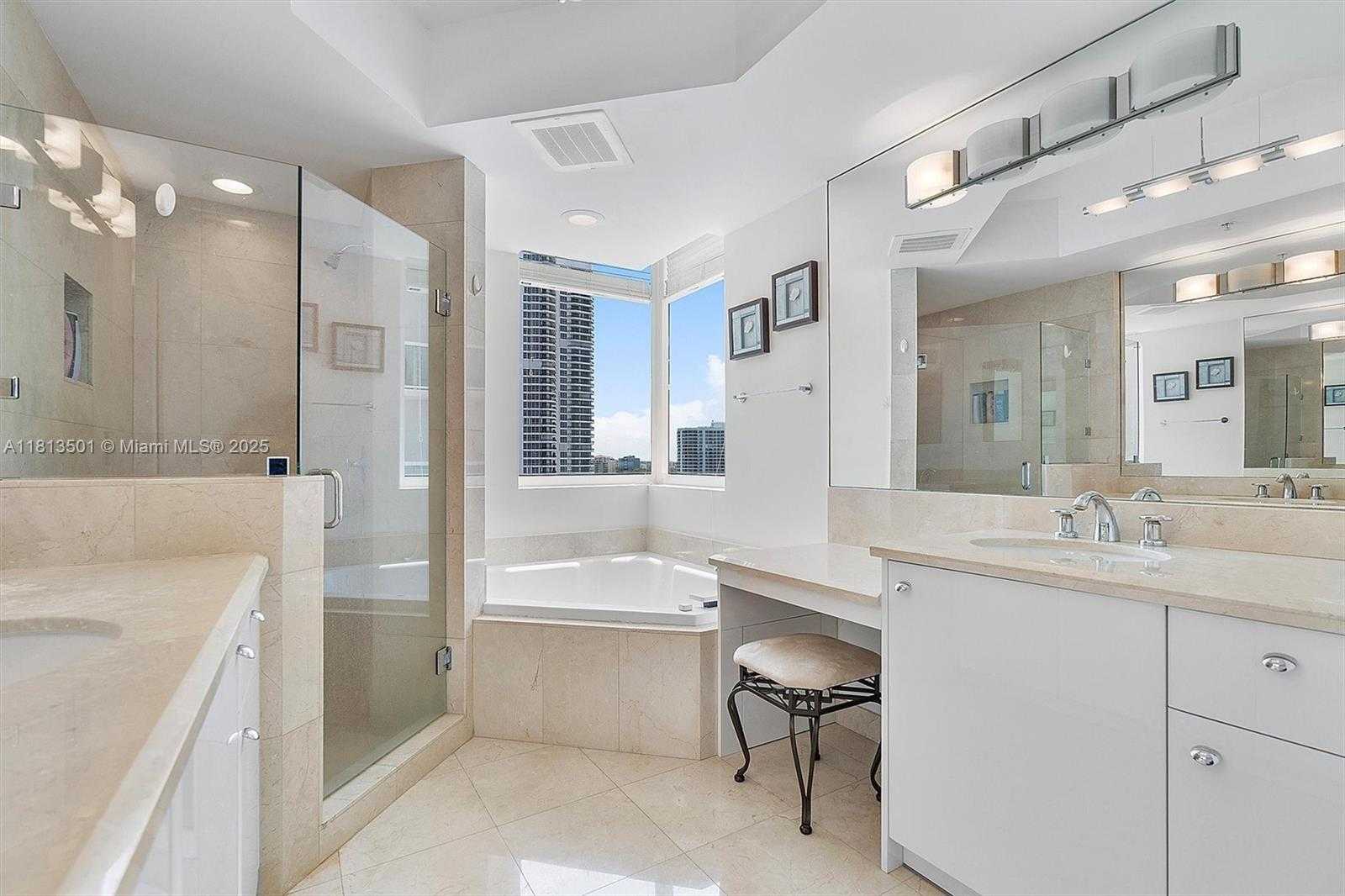 Small Image of 19400 TURNBERRY WAY #1131, Aventura Number 32