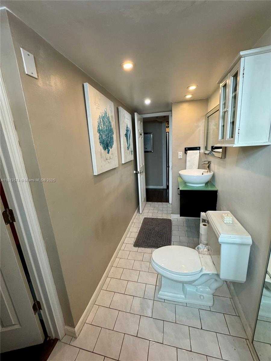 Small Image of 6900 BAY DR #10D, Miami Beach Number 10