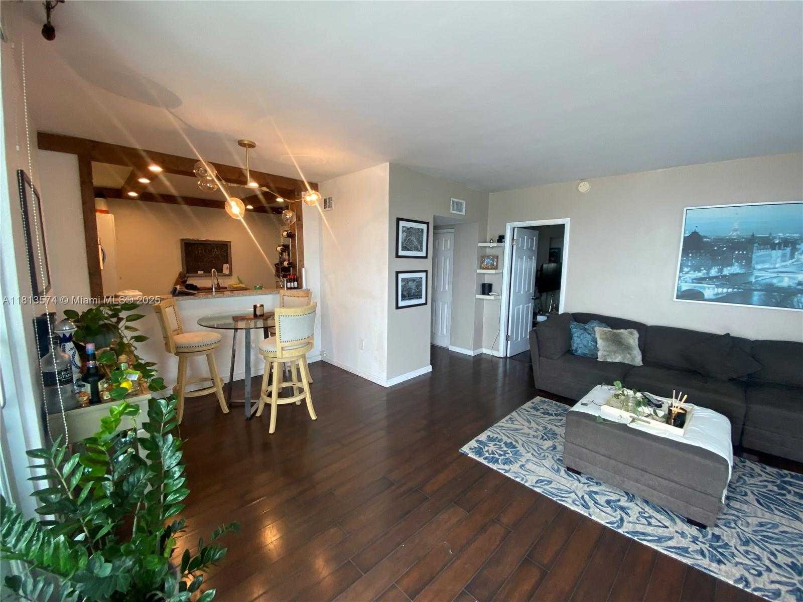 Small Image of 6900 BAY DR #10D, Miami Beach Number 3