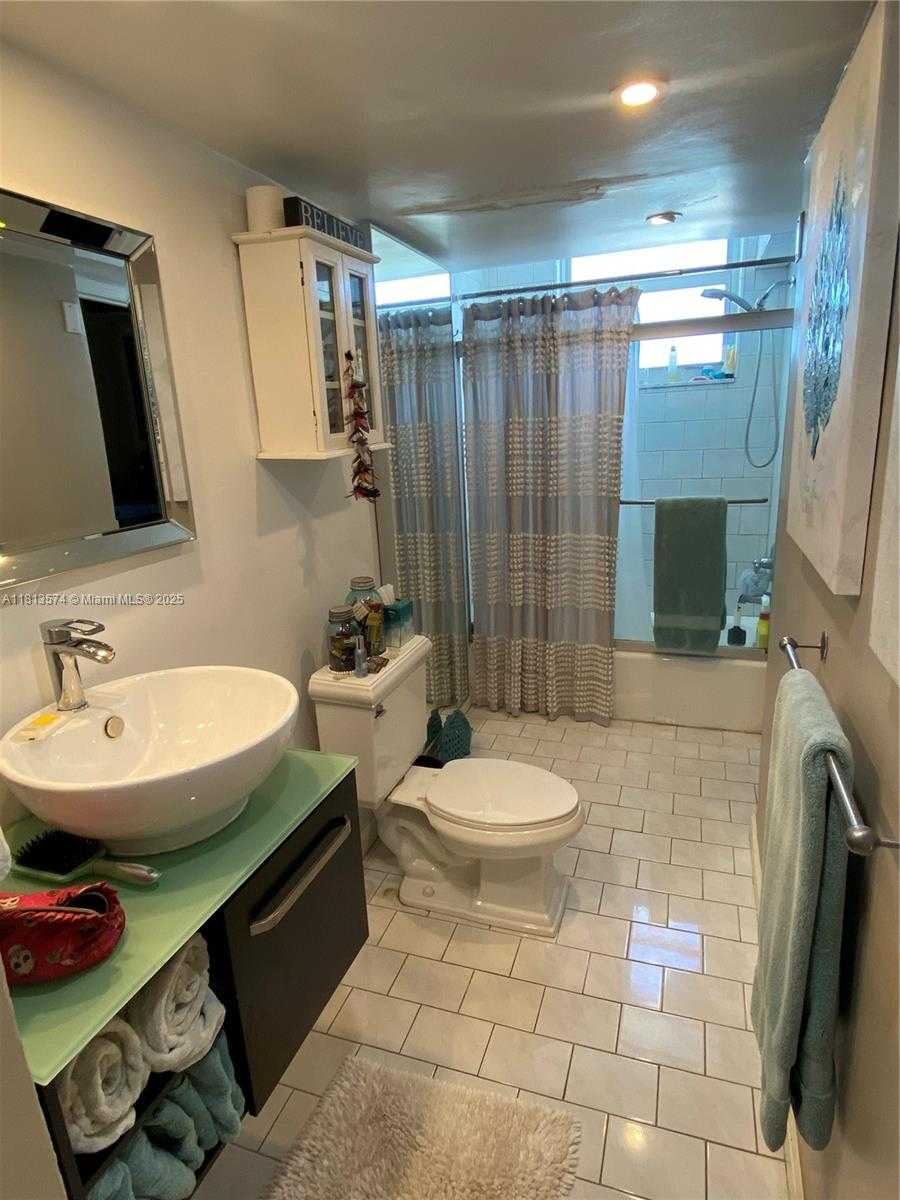 Small Image of 6900 BAY DR #10D, Miami Beach Number 9