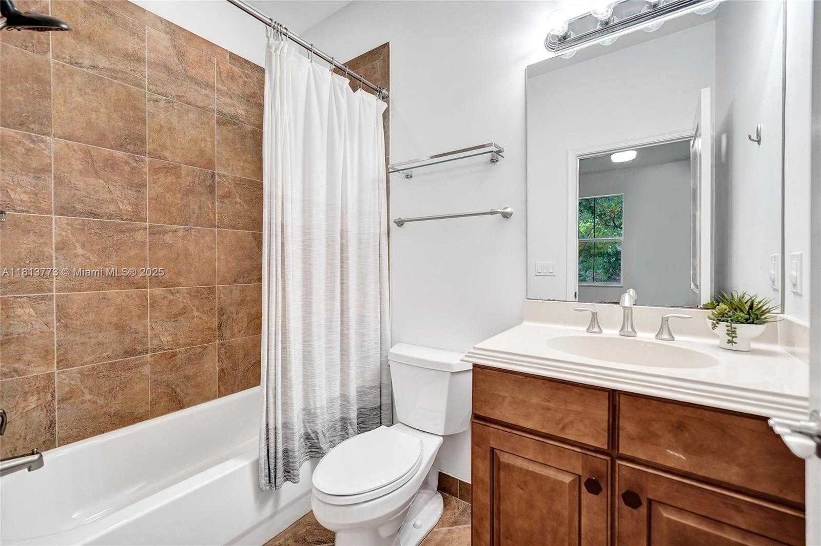 Small Image of 4284 Cascada Cir, Hollywood, FL 33024, USA Number 11
