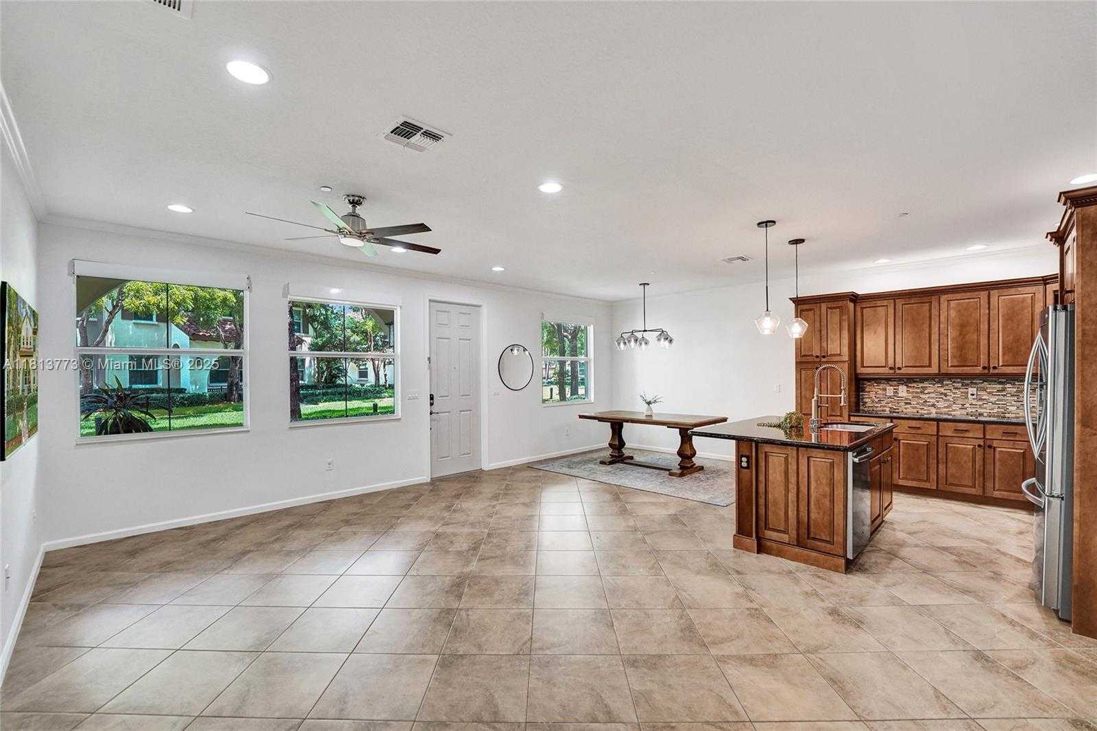 Small Image of 4284 Cascada Cir, Hollywood, FL 33024, USA Number 15