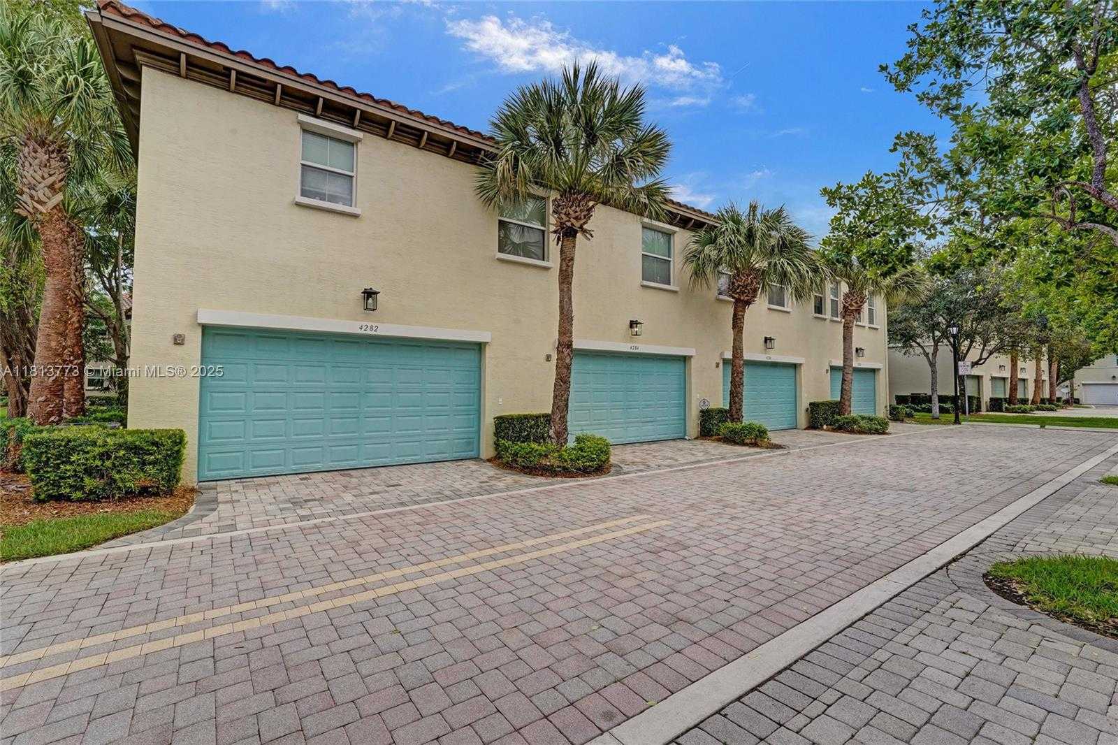 Small Image of 4284 Cascada Cir, Hollywood, FL 33024, USA Number 2