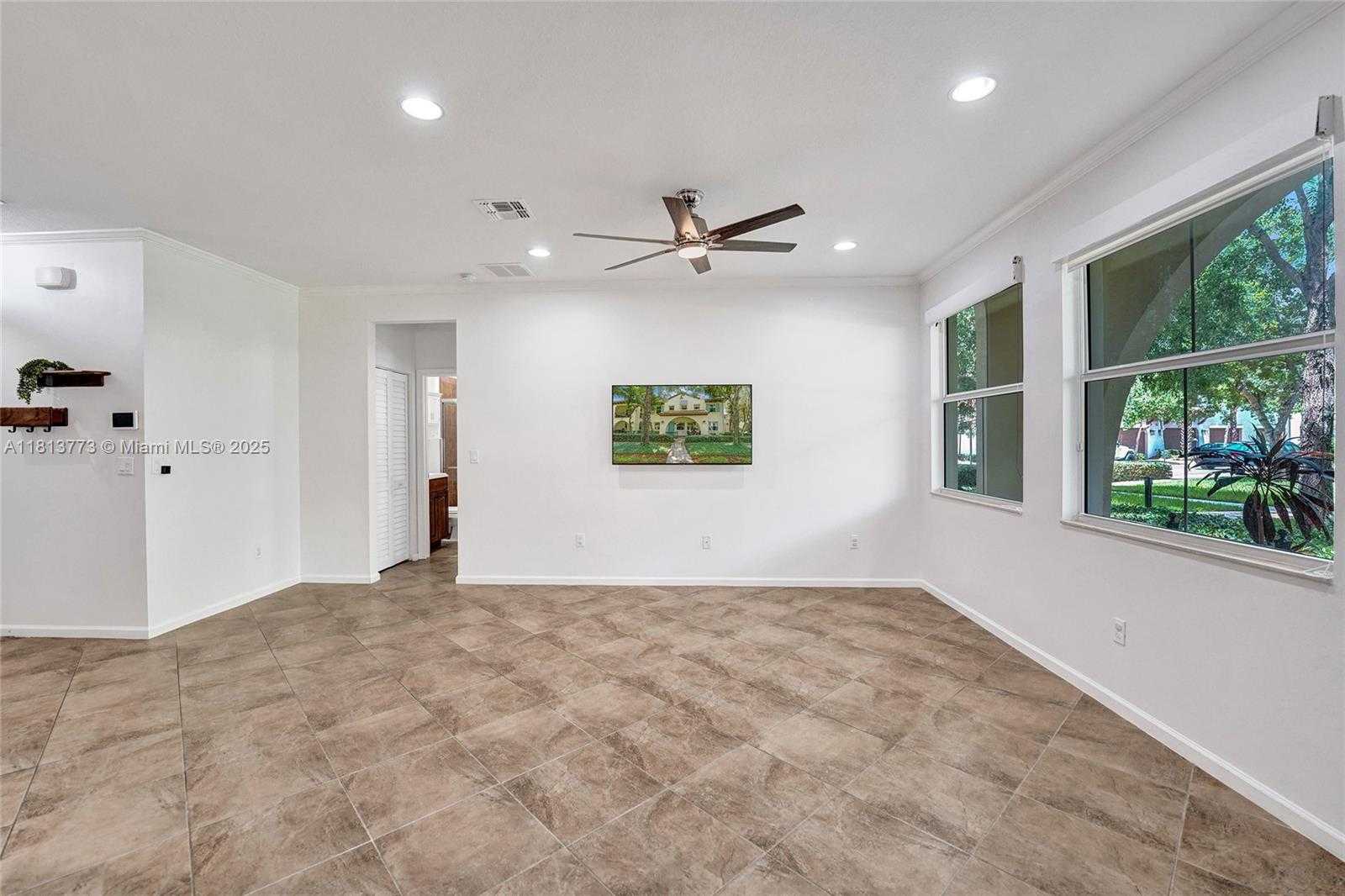 Small Image of 4284 Cascada Cir, Hollywood, FL 33024, USA Number 26
